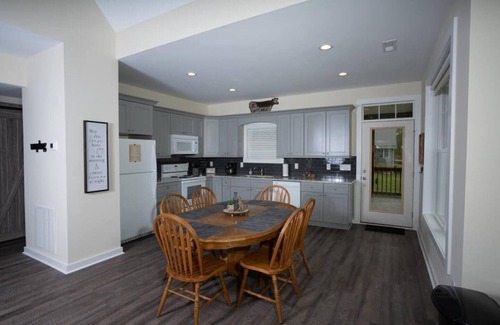 Draper Cabin | Spacious & Stylish Waterfront Home on New River! 3