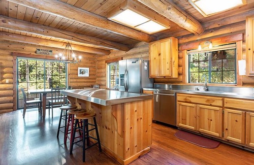 Truckee Cabin | Spacious TD Log Cabin with Private Hot Tub, Bunk Room, and HOA Amenity Access in Lower Tahoe Donner!