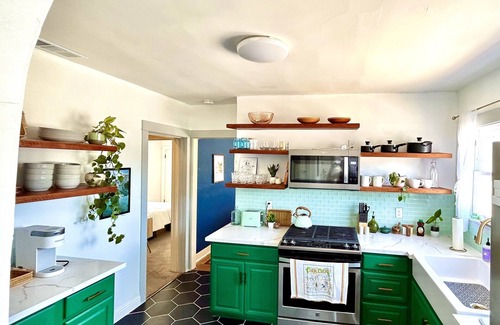 Bushrod House | Spacious Temescal Home near UC-Berkeley with Firepit Patio & Outdoor Dining