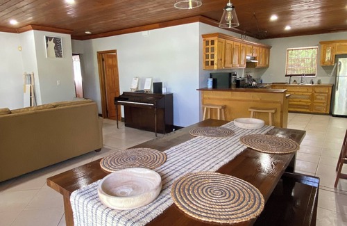 Gambier House | Spacious Tropical Getaway 🌴 - 3 mins away from the airport and beach