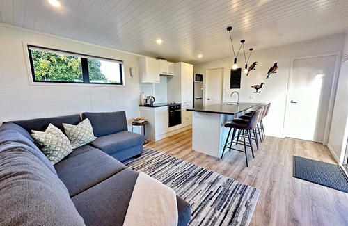 Bombay Cottage | Spacious Two Bedroom, Two Bathroom Cottage