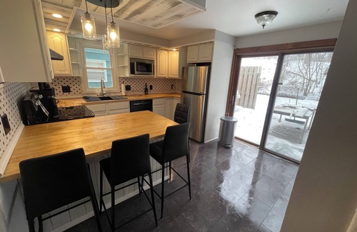 Eastside Apartment | Spacious university area home with a park side view, one mile away from SU.