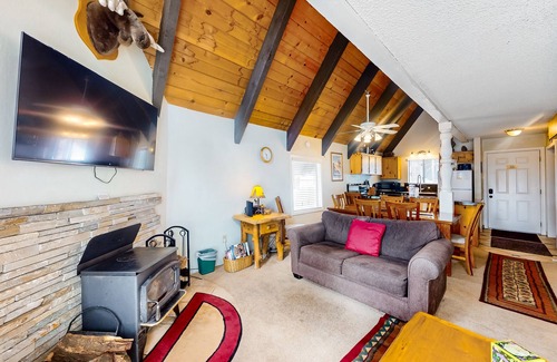 Mammoth Lakes Condo | Spacious, updated townhouse with deck & sauna