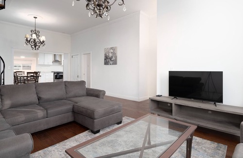 Jingletown House | Spacious Victorian close to SF & Bart + Parking