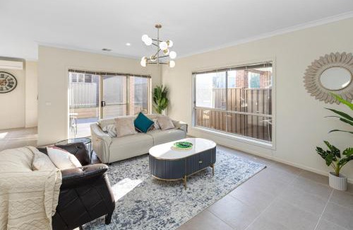 Point Cook Villa | Spacious Villa 7BRM 5-bathroom House Point Cook Double Storey