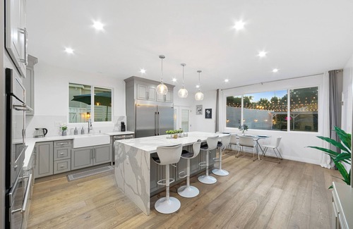 Los Angeles House | Spacious Villa with 1BR Guesthouse steps from Universal Studios - Events Inquire