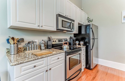 Metropolitan Condo | Spacious, Walkable & Cozy with lots of Space! King and Queen beds