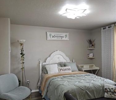 Pasco House | spare private luxury room