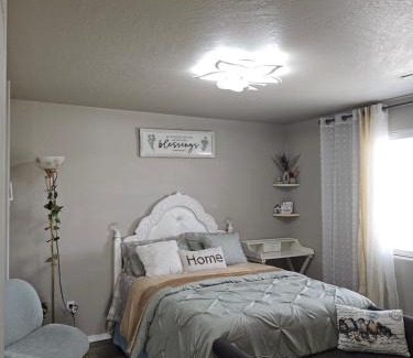 Pasco House | spare private luxury room