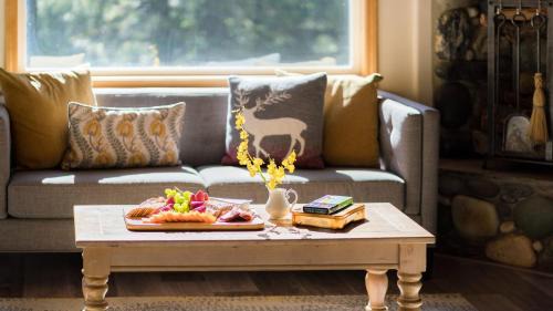 Truckee House | Sparrow by AvantStay Modern Mountain Retreat w Hot Tub Pool Table Games