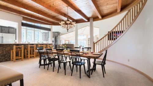 Truckee House | Sparrow by AvantStay Modern Mountain Retreat w Hot Tub Pool Table Games