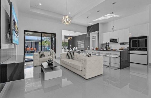 Mariner House | SPECTACULAR! Pool Table, Heated Saltwater Pool, Amazing Spaces- Life Retreat Villa - Roelens