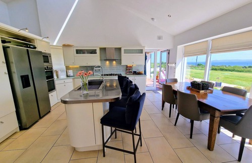 Galway House | SPECTACULAR, UNINTERRUPTED SEA VIEWS - 3 MINUTES DRIVE TO FINE DINING