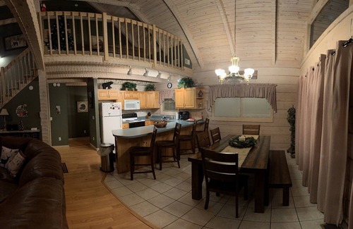 Chalet Village Cabin | Spectacular View! 3 Beds 3.5 Baths Minutes from Downtown/Park