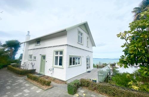 Bluff Hill Villa | Spectacular View atop Napier Hill - Space for all!