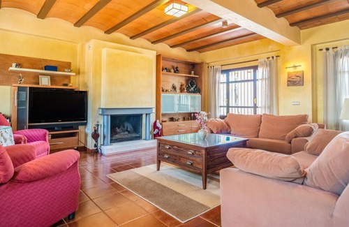 Archidona House | Spend the vacation in this inviting cottage in a beautiful location.