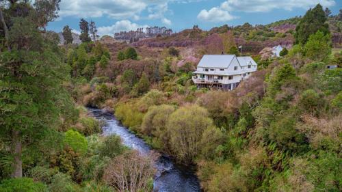 Raurimu Apartment | Spiral Gardens Country Park Retreat