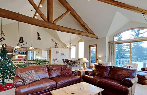 Corinthian Hills House | Splendid abode with awe-inspiring views, a hot tub, and a pool table ready!