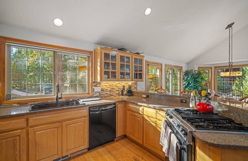 Sunriver House | Splendid Sunriver Wooded Escape, SHARC Passes, Huge Deck w/ Private Hot Tub, Bikes, Games, and More