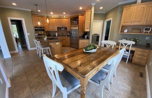 Thornbrook House | SPORTS FANS 5 Bedroom, 3 Bath, Sleeps 16! Only 12 Min From MIZZOU, Breakfast