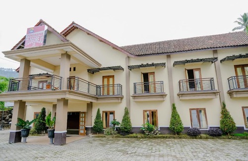 Briket Hotel | SPOT ON 2448 Hotel Tlogorejo 2