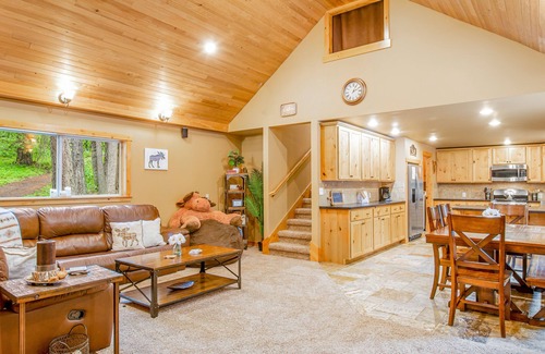 Cle Elum House | Sprawling cabin near the lake with a private grill and large patio - W/D & AC