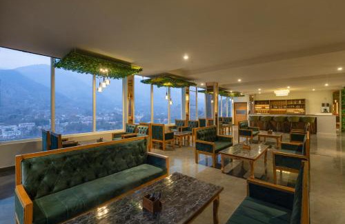Mandi Hotel | SPT Clarks Inn Suite, Mandi