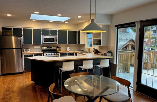 Garibaldi Highlands House | Squamish retreat! 45 min drive to Whistler. Sleeps 8. Walk to Shops & Dining.