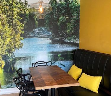 East Angus Hotel | Square Victoria Maison Hôtelière