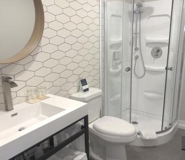 East Angus Hotel | Square Victoria Maison Hôtelière