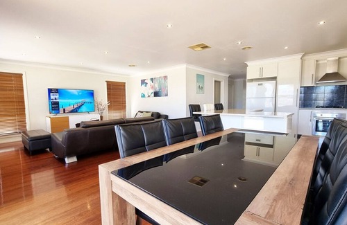 St. Albans House | St Albans House - Spacious and Modern Home