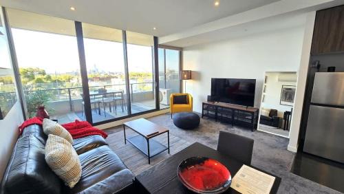 St Kilda Apartment | St Kilda vibes - City views, airy 1 bed sleeps 2-4
