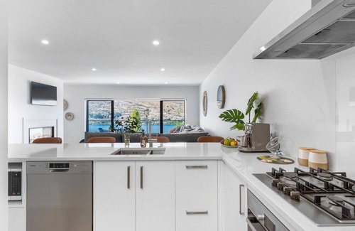 Queenstown House | St Matthews Views | Walter | Lake Views