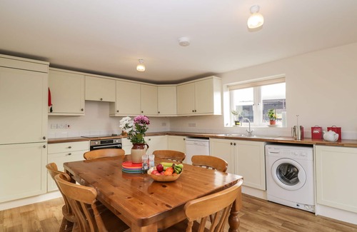 Melksham Cottage | STABLES COTTAGE, pet friendly, character holiday cottage in Bowerhill