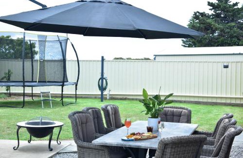 Dalrymple House | Stan Breeze: Elegant Family Retreat