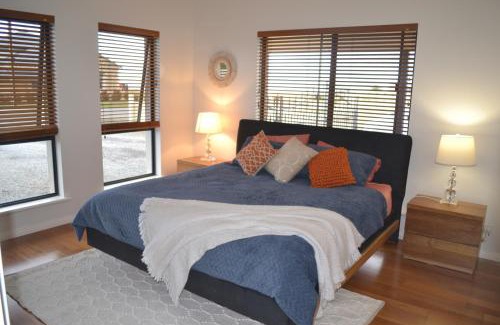 Dalrymple House | Stan Breeze: Elegant Family Retreat