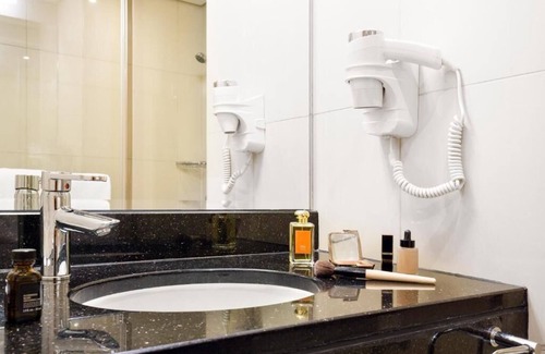 Al Muraqqabat Hotel | Standard Room Near Westzone Supermarket Rigga By Luxury Bookings