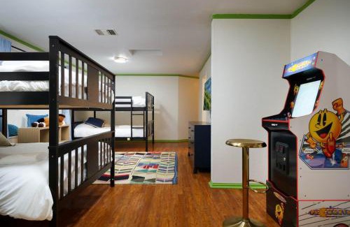 Oakwell Farms House | Starcrest 4 Br Haven Pool Hot Tub Putt Putt Arcade