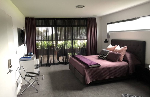 Indented Head Hotel | Starhaven Retreat