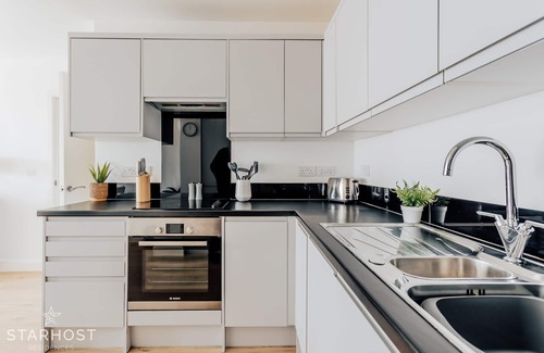 Southampton City Centre Apartment | Starhost Residences Large Stylish 1 Bedroom Apartment in Ocean Village