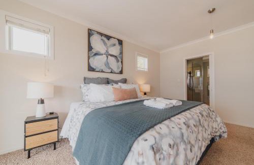 Lake Tekapo House | Starlight Lakeview Vista - 5BR Hideaway & Hot Tub