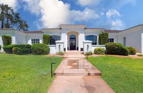 Lombardi Estates House | Stately Arcadia 5 bedroom home in Scottsdale with heated pool