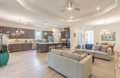 Naples House | Stay at a stylish 3BR retreat in Naples—perfect for families or groups