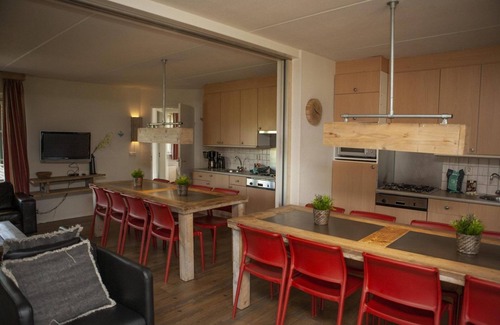 Voorthuizen House | Stay at Bungalow Voorde on Recreatiepark De Boshoek, a spacious group accommodation for 16 guests in the heart of the Veluwe with a fully equipped kitchen.