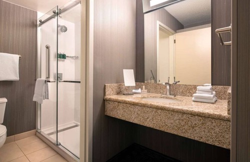 Camarillo Hotel | Stay Close to Malibu & Santa Barbara! Pool Available, Pet-friendly Stay!