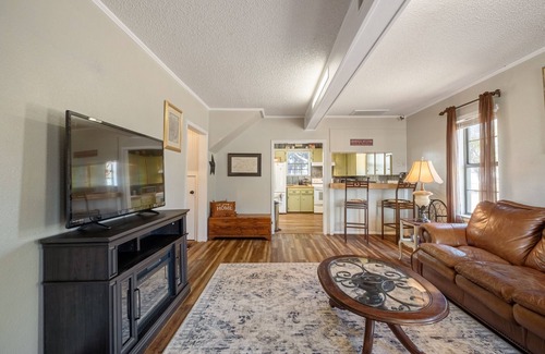 Carmine Cottage | Stay Eat Shop & Antiques. 10 min to Roundtop 5 min to La Bahia & local Wineries.