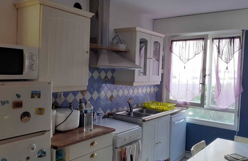 La Pierre Heuze North Apartment | Stay in Caen - Spacious 4 Bedroom Apartment, Near the Beach