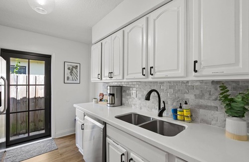 Middle River Terrace House | Stay in Style!7 min from the beach! Gorgeous home; relaxing yard!