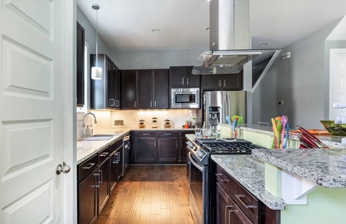 Shelby Hills House | Stay in Style Where the Musicians Live 6-beds, 4-bedroom, 3-bath