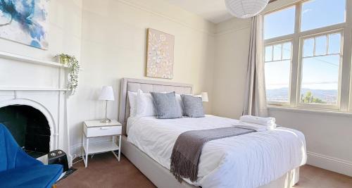 Trevallyn House | StayAU 2BR Home with Stunning Views in Tasmania